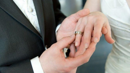 Žena zažalovala manžela za bigamii, odhalil ho Facebook