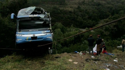 Při tragické nehodě autobusu zahynulo 42 lidí
