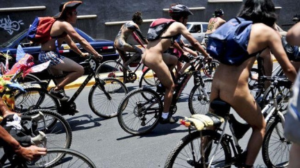 Na 300 naháčů žádalo v Limě větší bezpečnost pro cyklisty