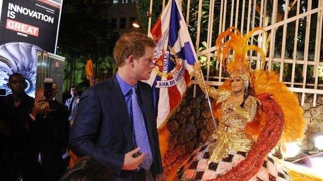 Na britského prince Harryho čekaly v Brazílii tanečnice samby
