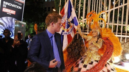 Na britského prince Harryho čekaly v Brazílii tanečnice samby