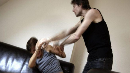 Muž brutálně týral ženu, udělal si z ní otrokyni