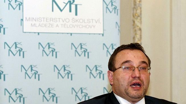 Dobeš jednal nelegálně, prodloužení akreditace práv je nezákonné