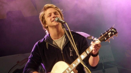 Klus prodal celkem 67.000 nosičů a vyprodal divadelní túru