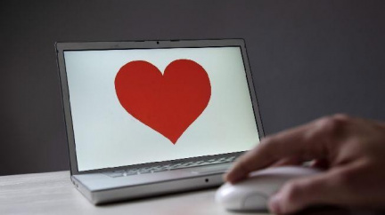 Seznamování přes internet: Deformace životních postojů?