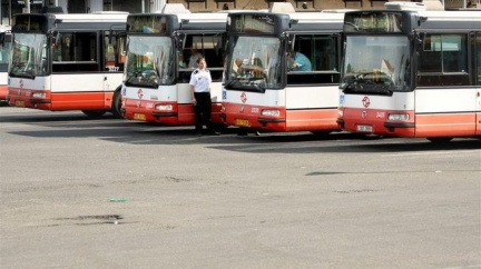 Autobus vlekl seniora několik metrů, řidič poté ujel