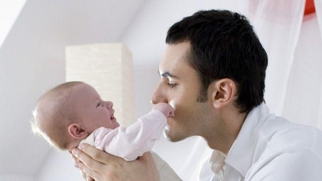 Muži budou moci popřít otcovství až do tří let věku dítěte
