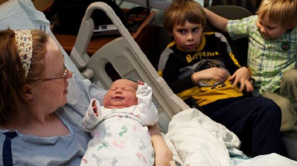 Hattrick! Američanka porodila již třetí "přestupné" dítě