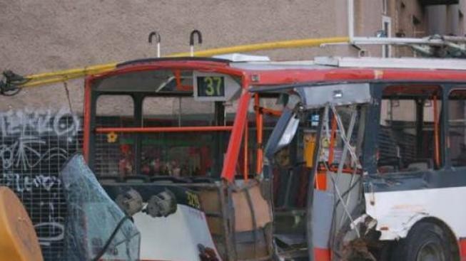 Srážka autobusu s trolejbusem si vyžádala 6 zraněných