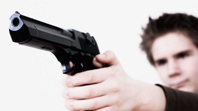 Student zabil svého učitele, pak se sám postřelil