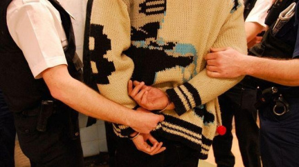 Opilec se vrhl na svou sousedku (77) se zahradnickým nářadím. Útok přežila