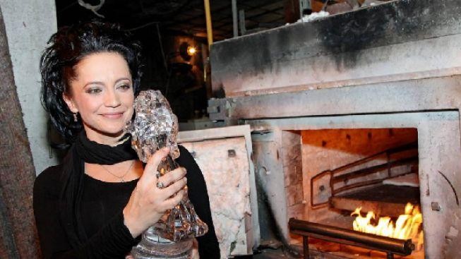 Dřina a horko! Bílá se účastnila výroby křišťálových sošek Českých lvů