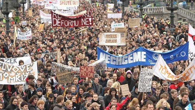 Největší studentské demonstrace od roku 1989: v Praze vyšlo do ulic přes 10 000 lidí