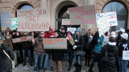 Vláda bude o reformě VŠ diskutovat se studenty i rektory