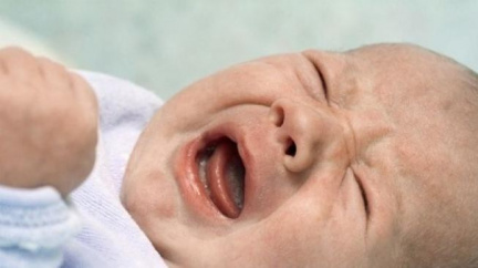 Novorozenec zemřel při domácím porodu