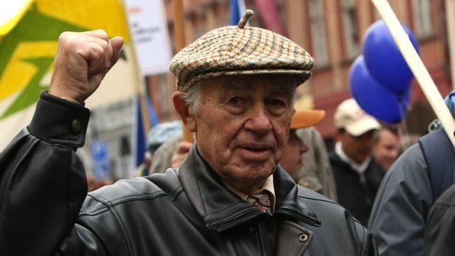 Důchodcům v příštích letech neporostou penze, důchody se na tři roky zmrazí
