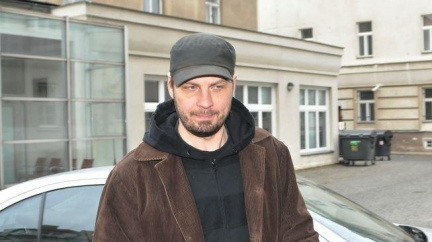 Příznivci výtvarníka Týce přelepují panáčkům na semaforech hlavy