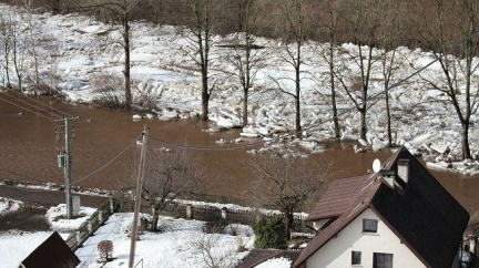 V noci čeká Jizeru odstřel ledu. Koryto je kriticky ucpané
