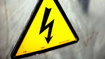 Mladík utrpěl těžké popáleniny po zásahu proudem, jeho stav je vážný