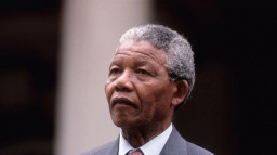 Mandela se po operaci zotavuje v nemocnici, doktoři hodnotí jeho stav pozitivně