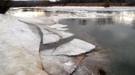 Tající sníh zvedá hladiny řek, hrozí záplavy