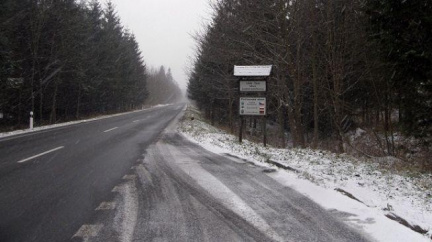 Sjízdnost silnic komplikují zbytky sněhu