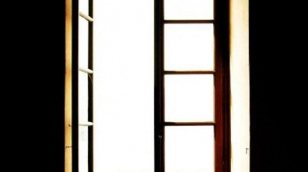 Muž vypadl z okna, neměl šanci a zahynul