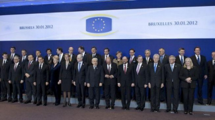 Před summitem EU se sejdou ministři financí eurozóny