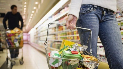 Průzkum ukázal, že nákup na základě reklamy přiznává asi 36 procent Čechů