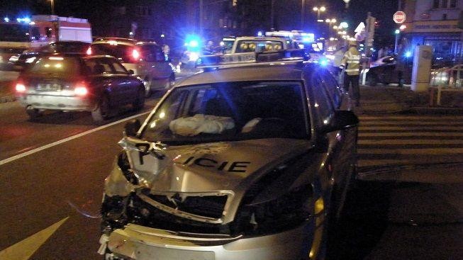 Při srážce osobního auta s policejním vozem se zranili tři lidé
