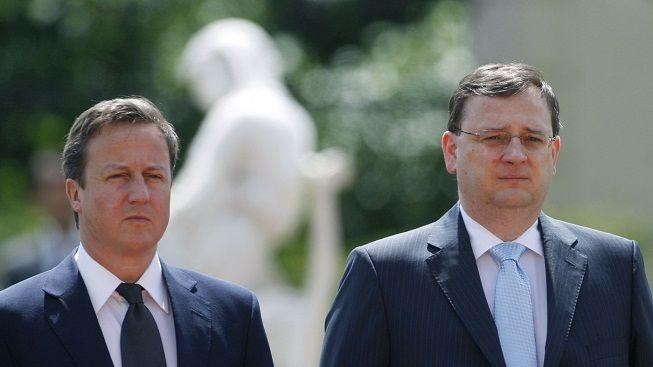 Nečas s Cameronem pojedou na summit v Bruselu vlakem