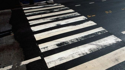 Odmrštěné auto při nehodě zabilo dívku (14) stojící na přechodu