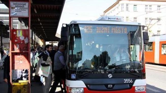 Autobus pražské MHD se srazil s nákladním automobilem, osm lidí zraněno