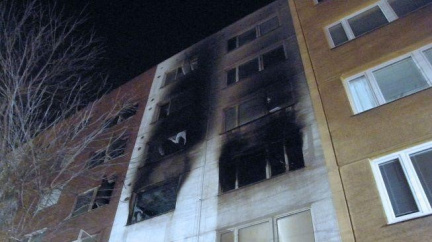 Noční požár vyděsil obyvatele šestipodlažního panelového domu