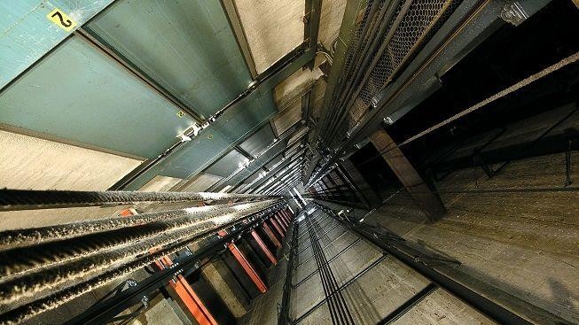 Děvče zázračně přežilo devítimetrový pád do šachty