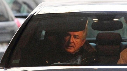 Strausse-Kahna dohnal zákon, je ve vazbě za kuplířství