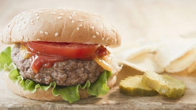 Vědci vyrobili umělou masovou vlákninu a spějí k syntetickému karbanátku