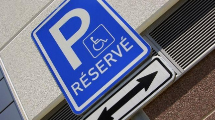 Starosta zákazal parkovat v celé ulici, kvůli své nešikovné manželce