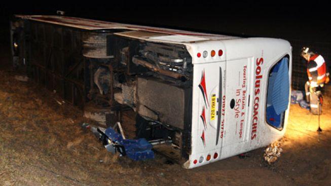 Autobus se školáky vyletěl ze silnice. Jeden mrtvý, 23 zraněných