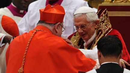 Arcibiskup Duka navlékl kardinálský prsten