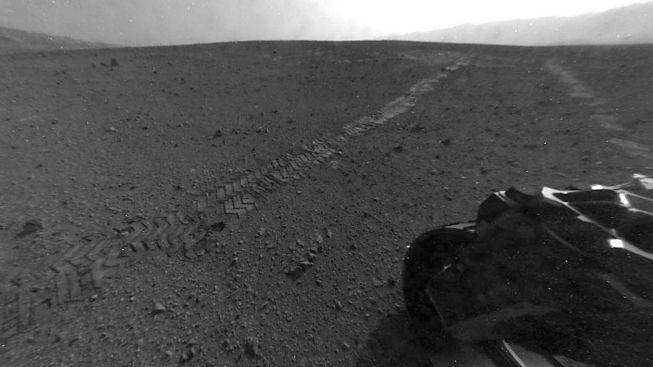 Curiosity vyrazilo na první cestu. Cílem je 400 metrů vzdálený Glenelg