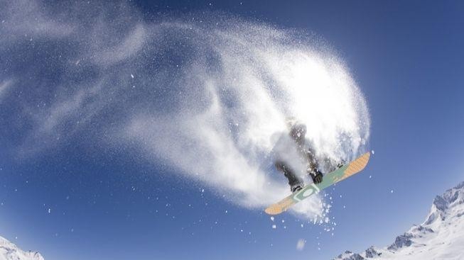 Snowboardistu v Beskydech zasypal sesuv sněhu