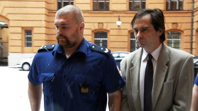 Manžel spisovatelky Monyove tvrdí, že se bodla sama