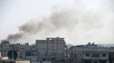 V syrském Homsu po bombardování vybuchl ropovod