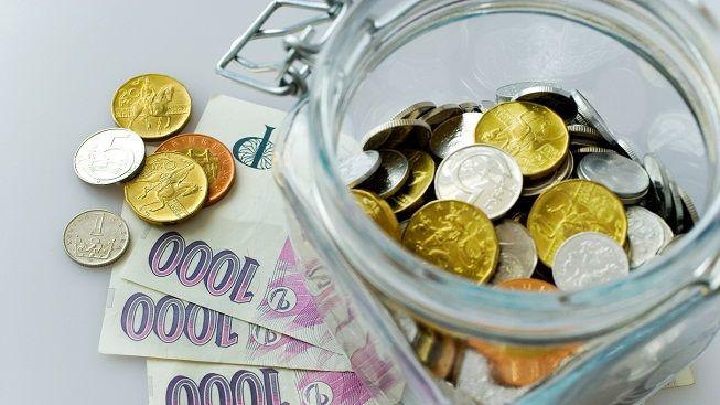 Loni jsme naspořili 90 miliard navíc. A neutrácíme