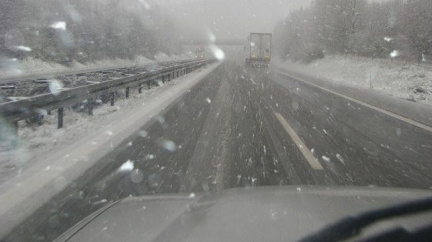 Sníh a vítr vtrhne do Česka, pozor na ledovku a sněhové jazyky