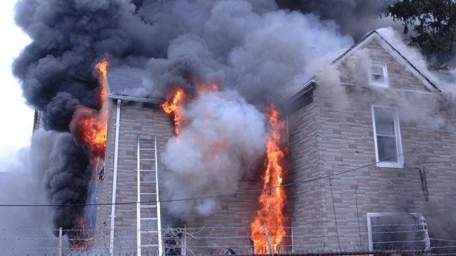 Při požáru obytného domu zemřelo sedm sourozenců 