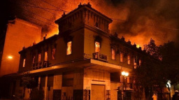 Centrum Atén je po nedělních násilnostech téměř zdevastované