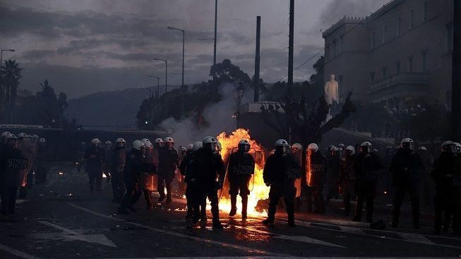 Řekové hlasují o škrtech. V ulicích propukly násilnosti