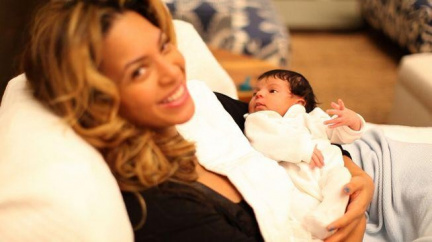 První foto Blue Ivy: Beyoncé se pochlubila dcerou